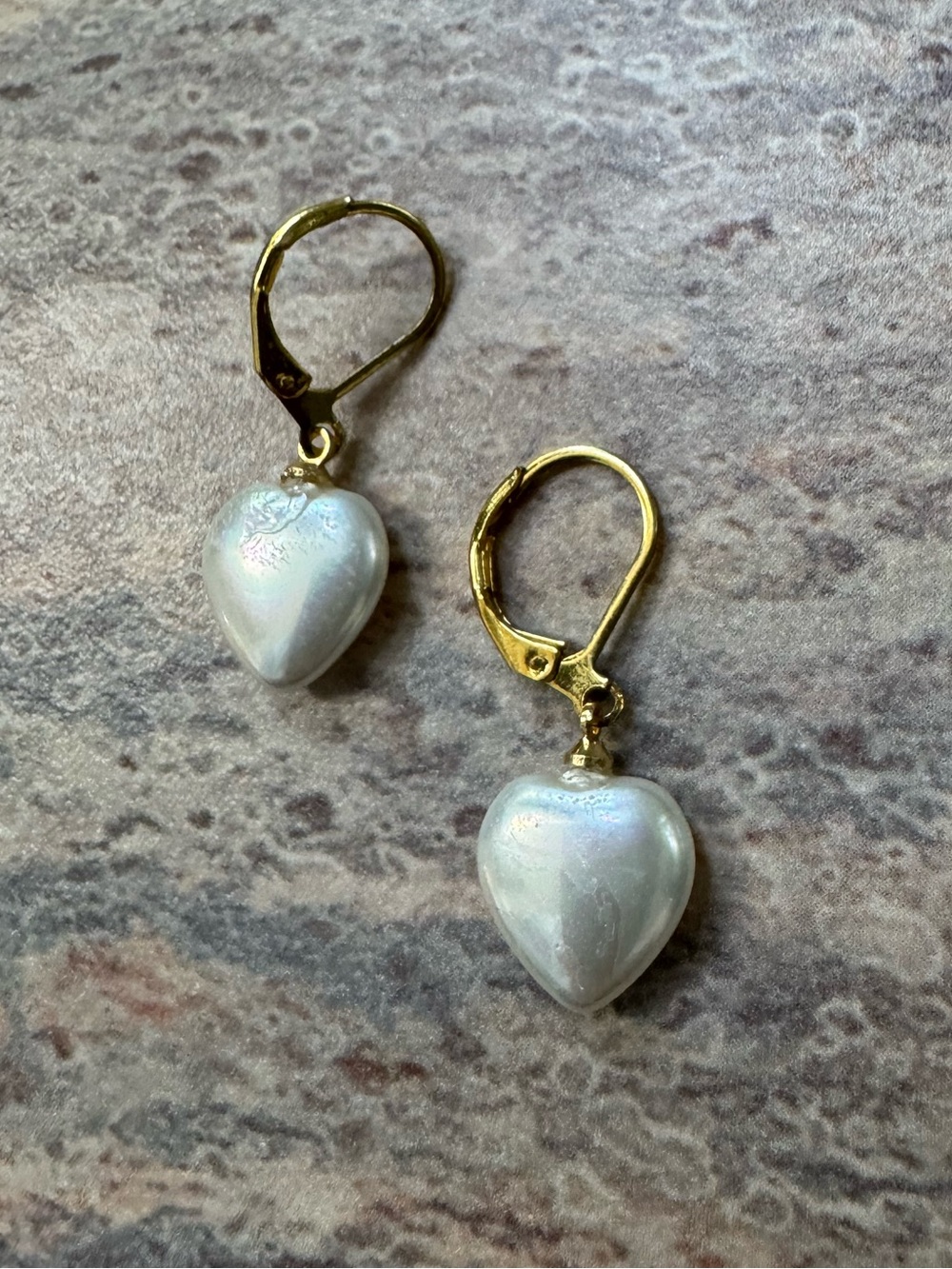 NWOT Tuckernuck Faux Pearl Heart Earrings - Picture 3 of 5